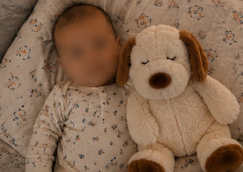Bébé endormi contre le chien Lylou