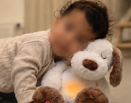 Enfant réconforté par la veilleuse Lylou