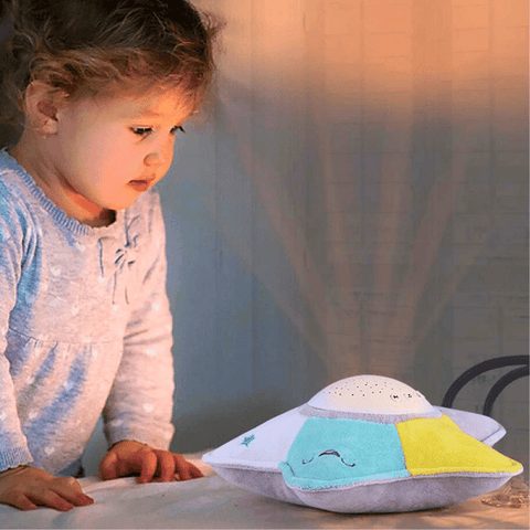 Bébé apaisé avec son herisson Noury