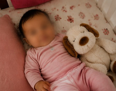 Bébé endormi avec le chien Lylou