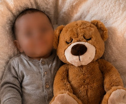 Bébé apaisé avec son ourson Lylou