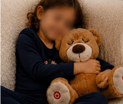 Enfant serrant son ourson Lylou
